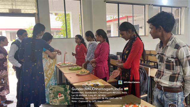 Govt. Rani Durgawati College WadrafNagar - सलाद प्रतियोगिता